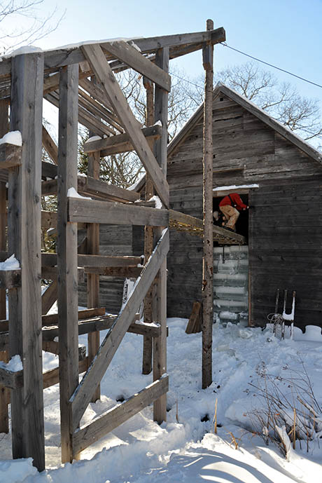 196 Escalator climbing into ice house 460